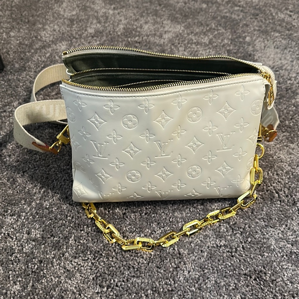 Cream handbag crossbody. 3 compartments and zipper closures. Gold chain
